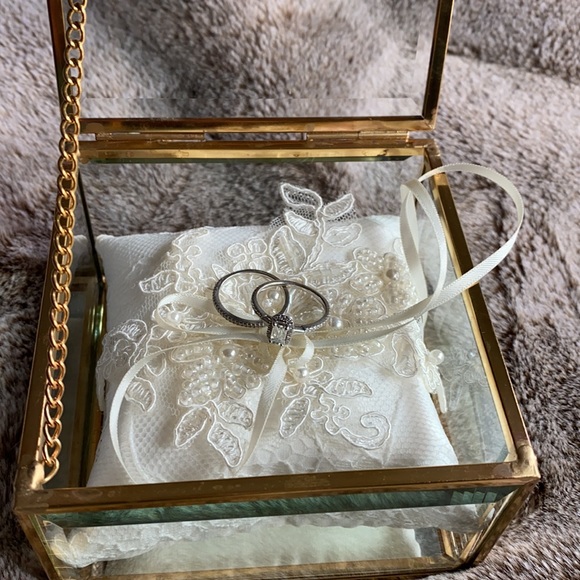 Gorgeous glass wedding ring box lace ring pillow - Picture 6 of 6